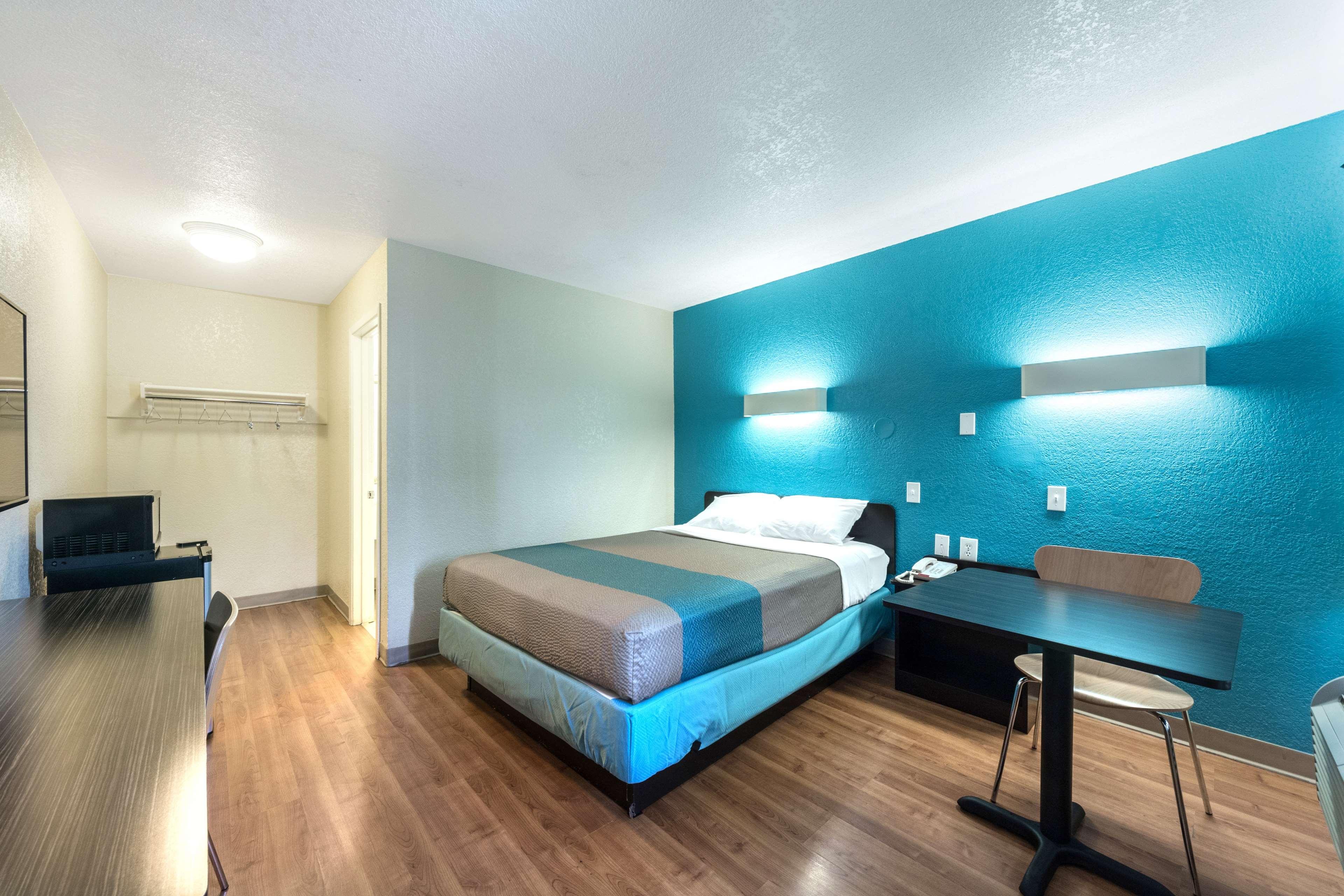 Motel 6 Victoria