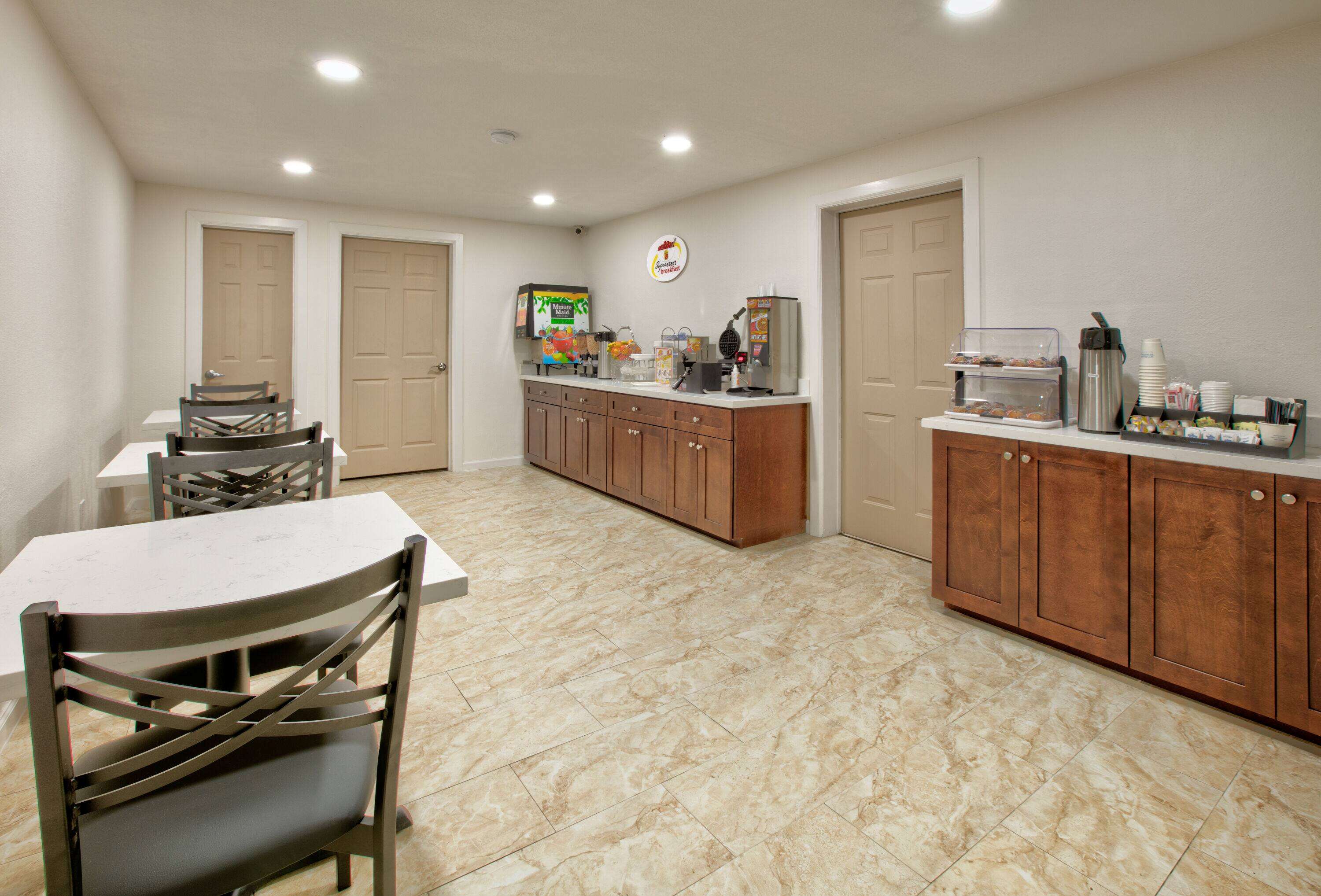 Super 8 by Wyndham Victoria/South/Hwy 59