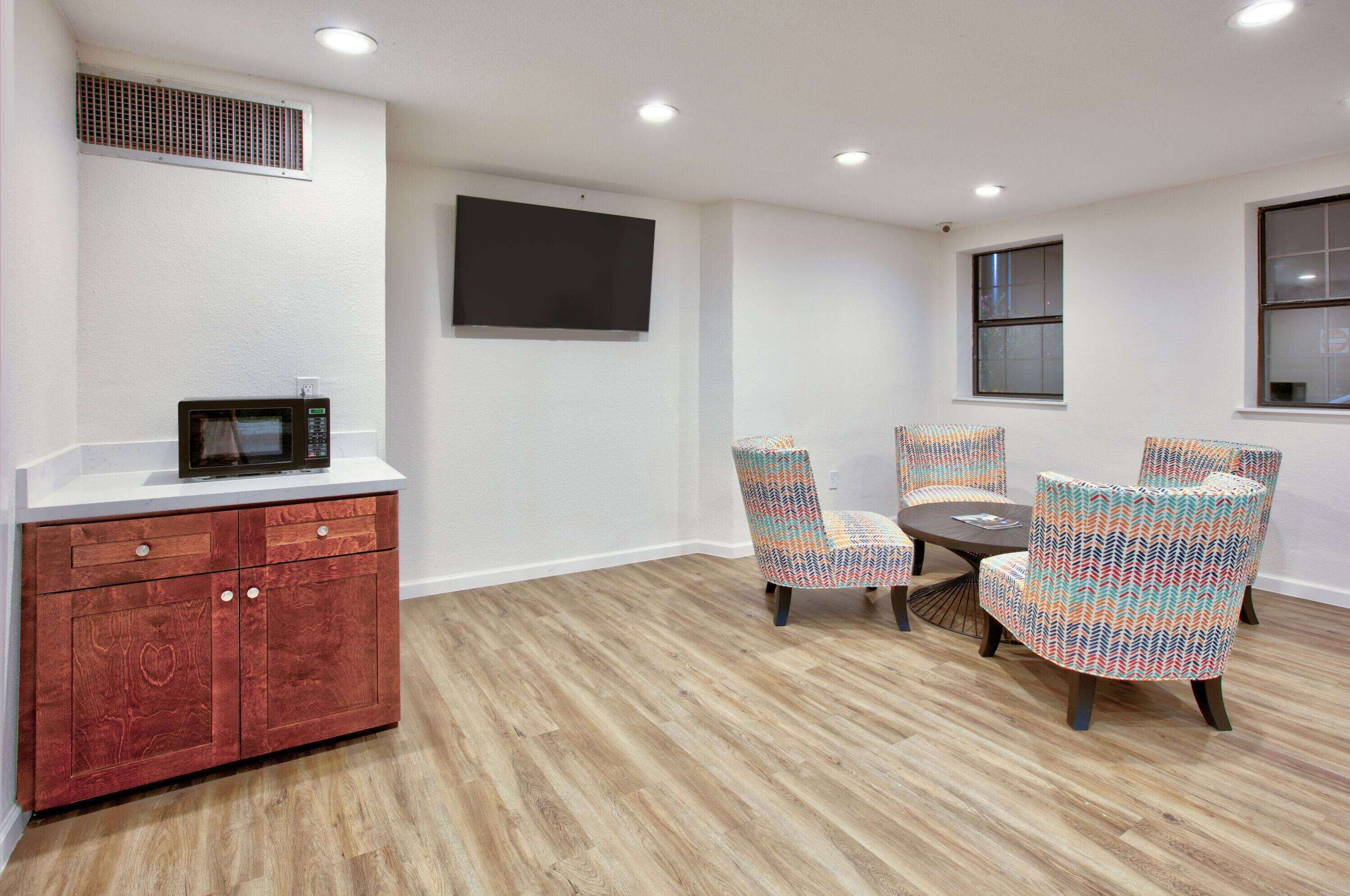 Super 8 by Wyndham Victoria/South/Hwy 59
