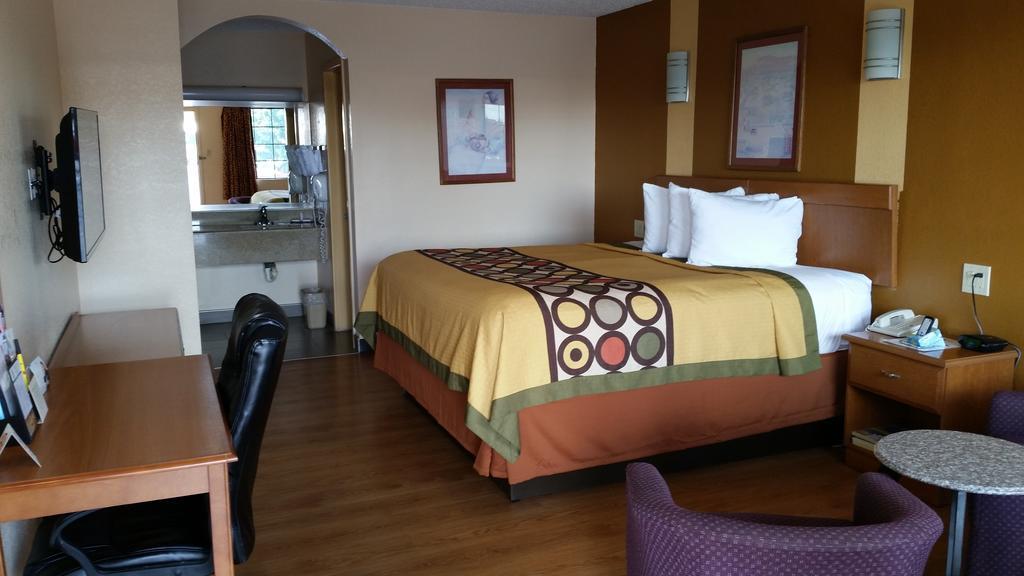 Super 8 by Wyndham Waco/Mall area TX