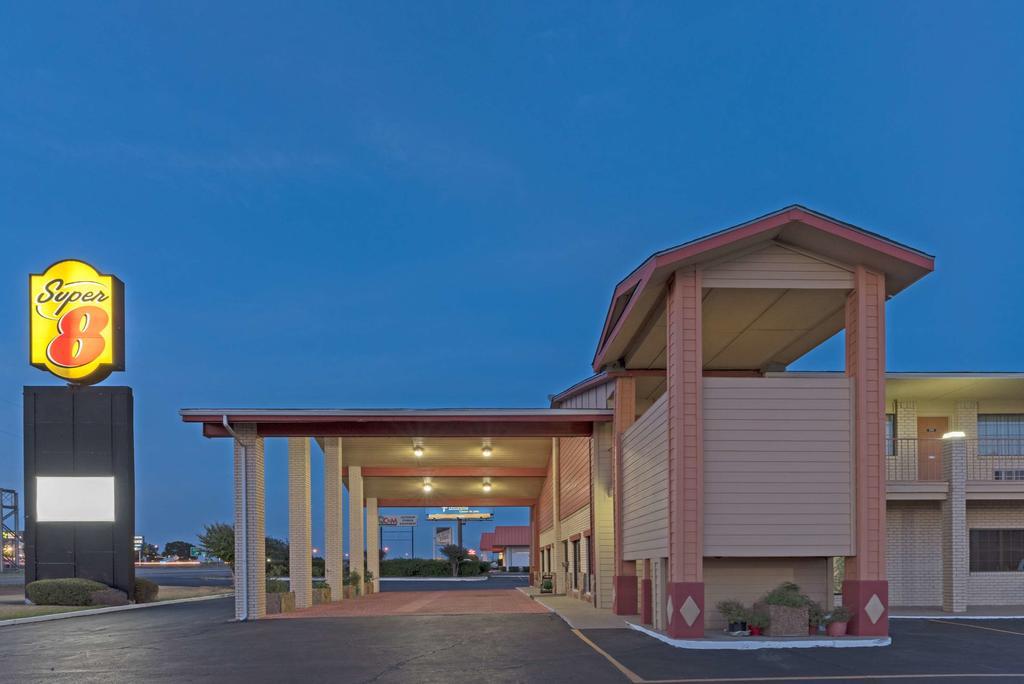 Super 8 by Wyndham Waco/Mall area TX