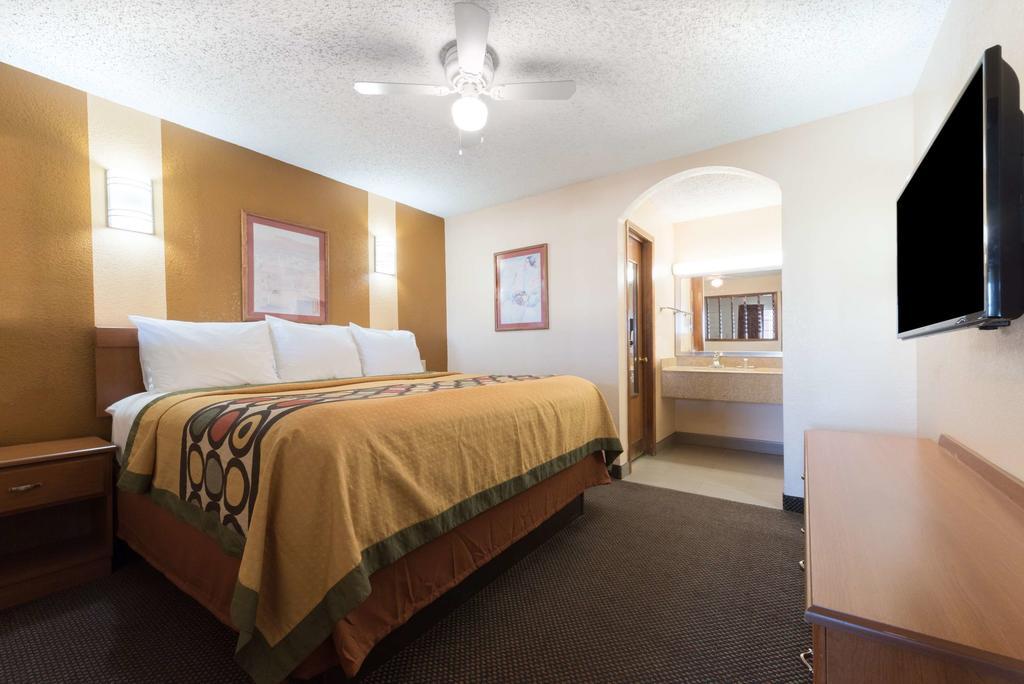 Super 8 by Wyndham Waco/Mall area TX