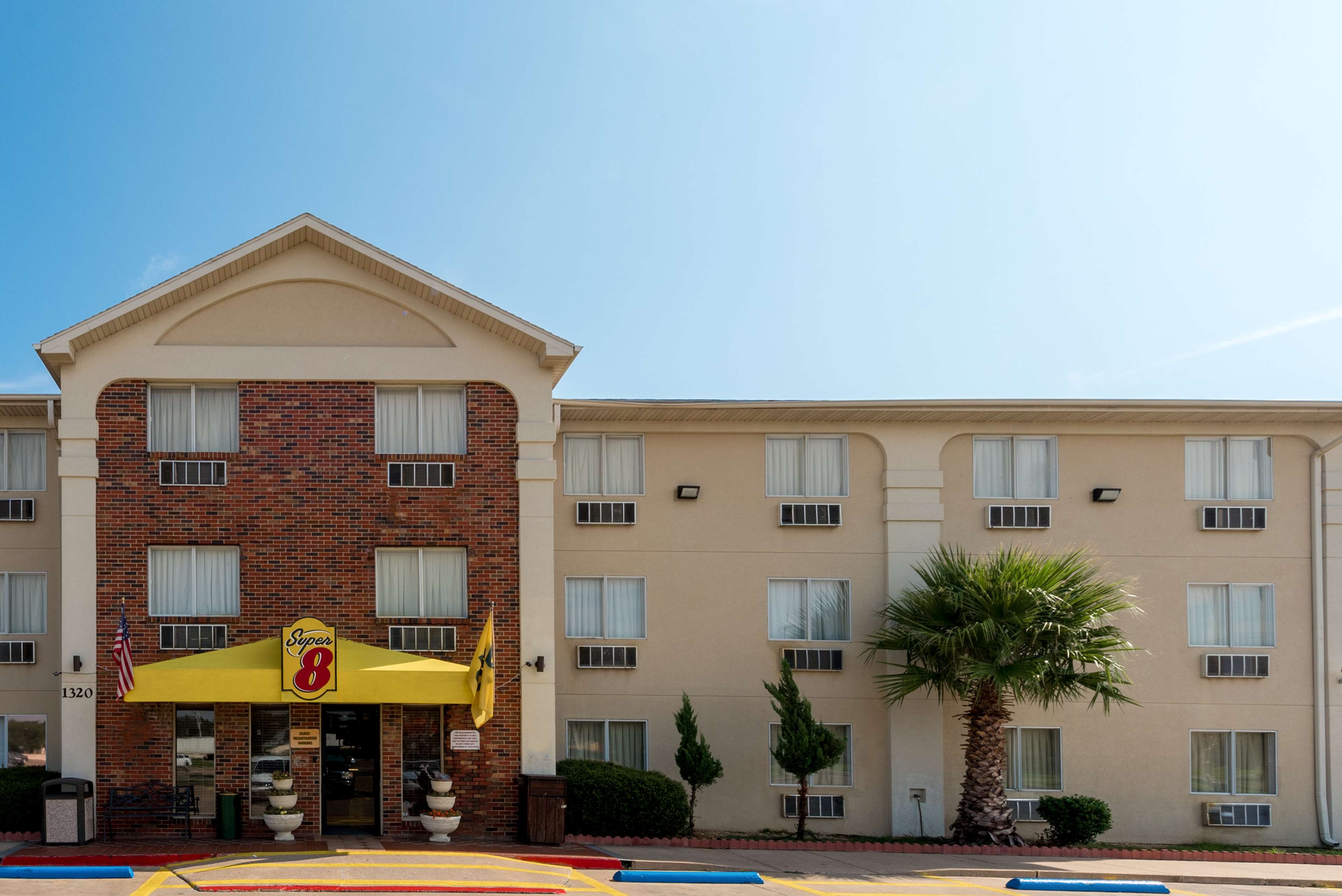Super 8 by Wyndham Waco University Area