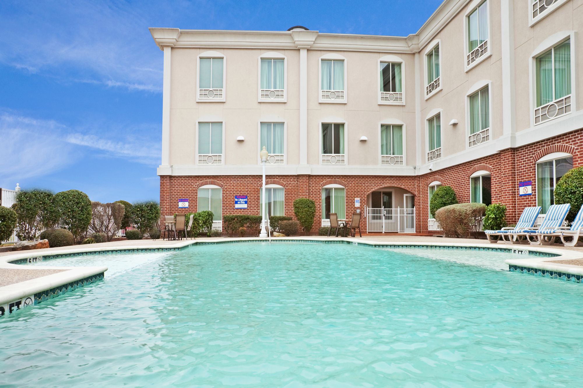 Holiday Inn Express & Suites Waxahachie