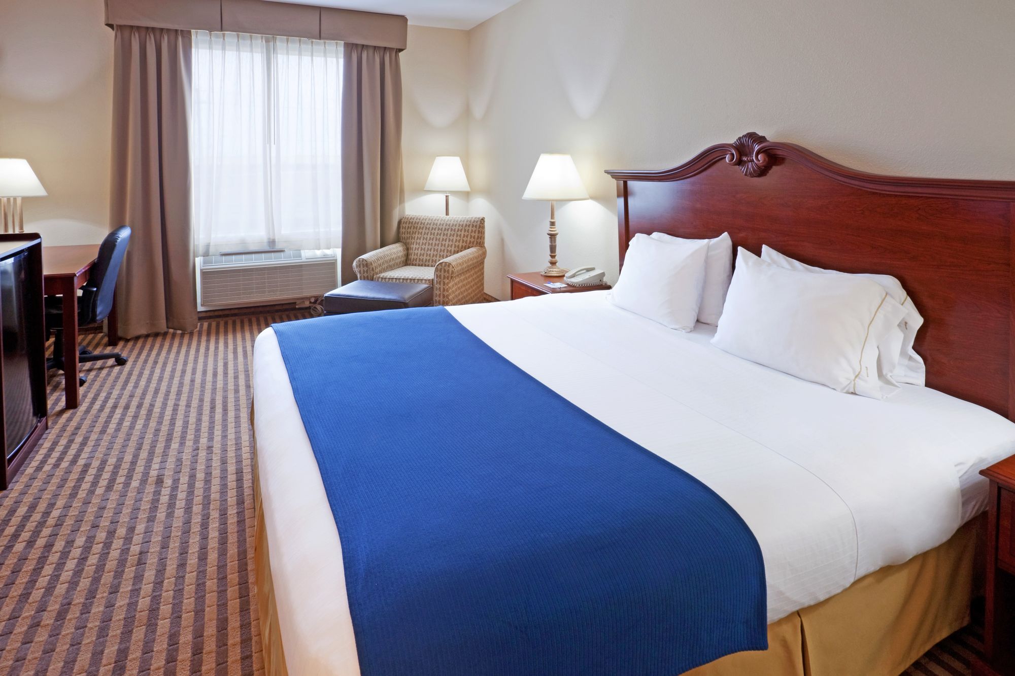 Holiday Inn Express & Suites Waxahachie