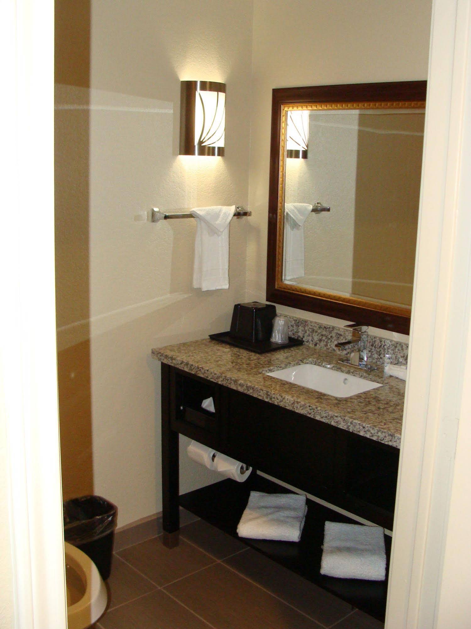 Scottish Inns And Suites White