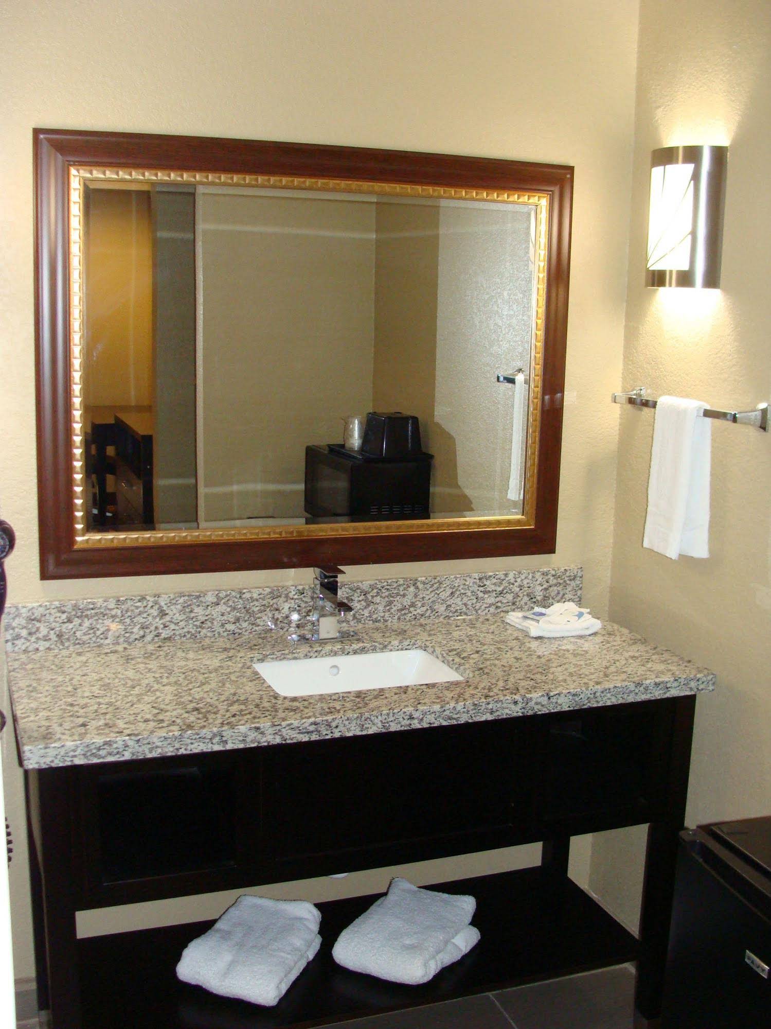 Scottish Inns And Suites White