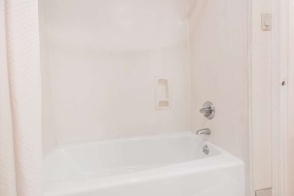 Days Inn & Suites by Wyndham Winnie