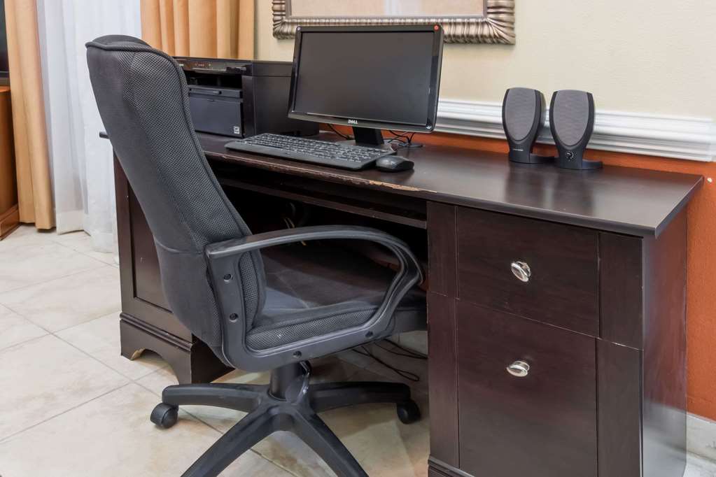 Days Inn & Suites by Wyndham Winnie