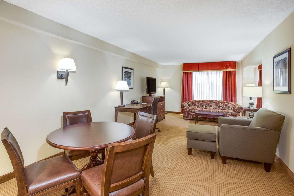 Wingate by Wyndham Chantilly / Dulles Airport