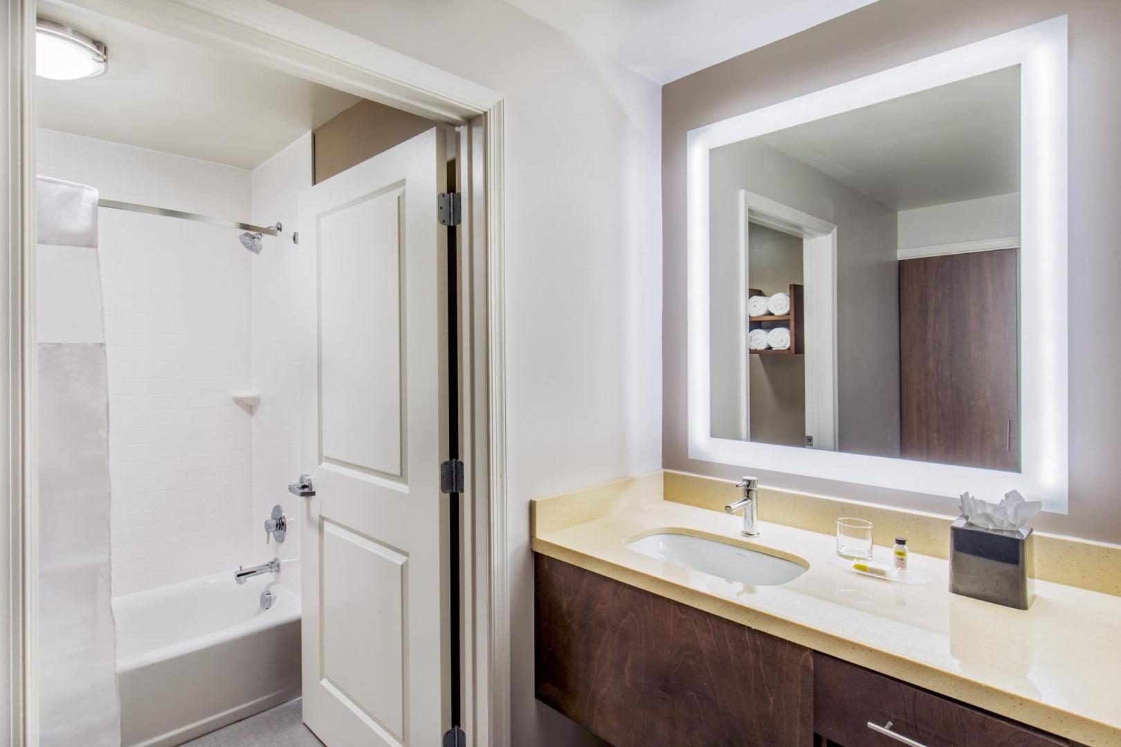 Staybridge Suites Charlottesville Airport