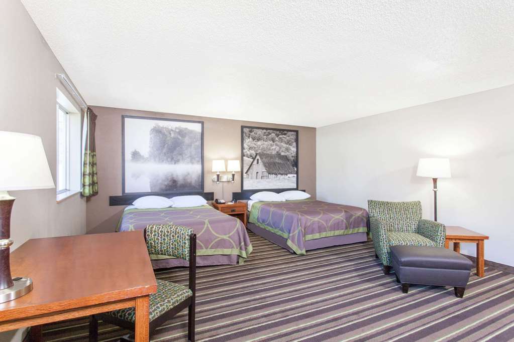 Super 8 by Wyndham Richlands/Claypool Hill Area