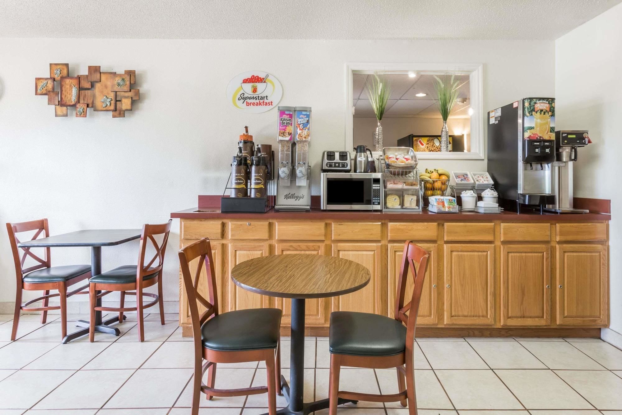 Super 8 by Wyndham Hampton