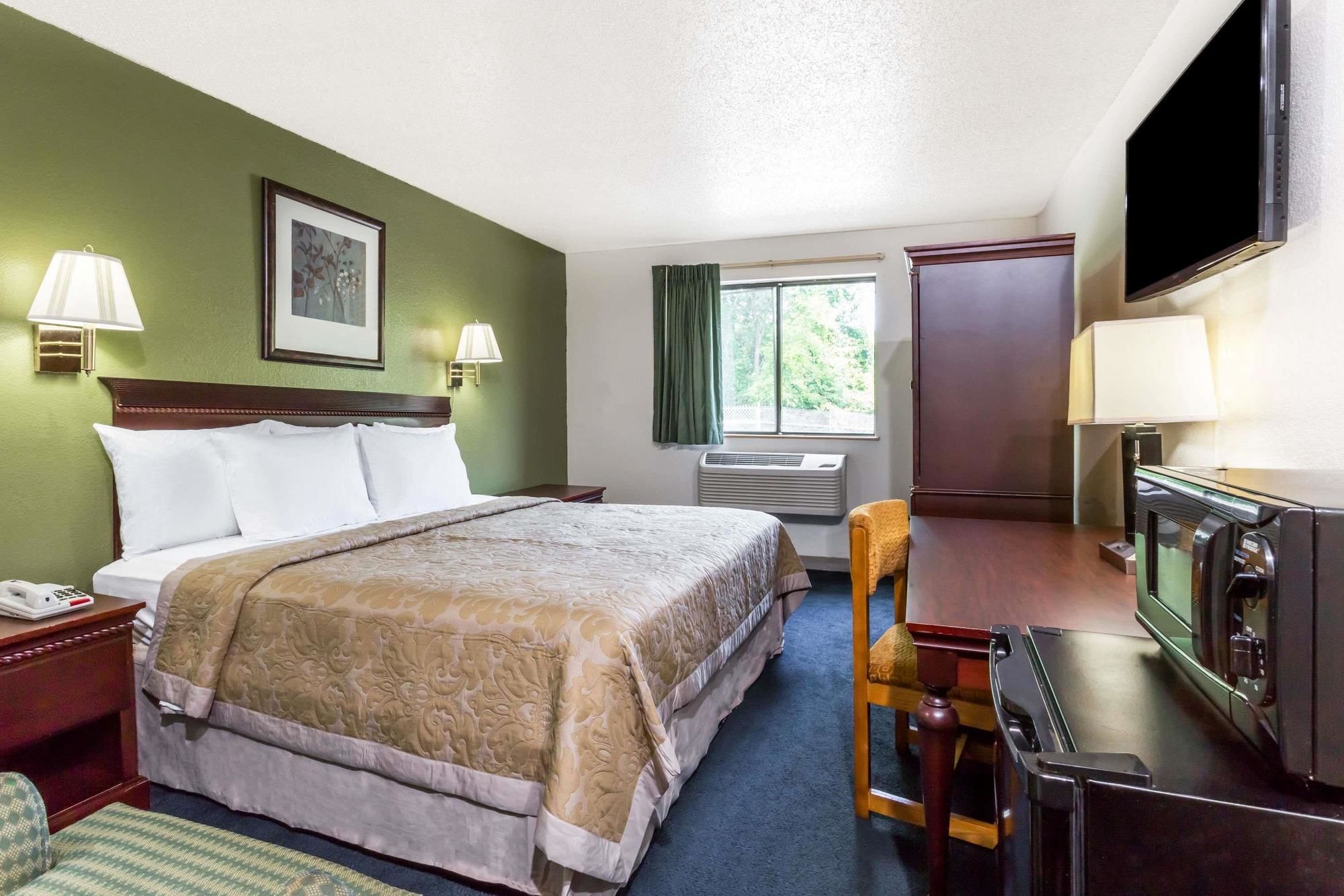 Super 8 by Wyndham Hampton