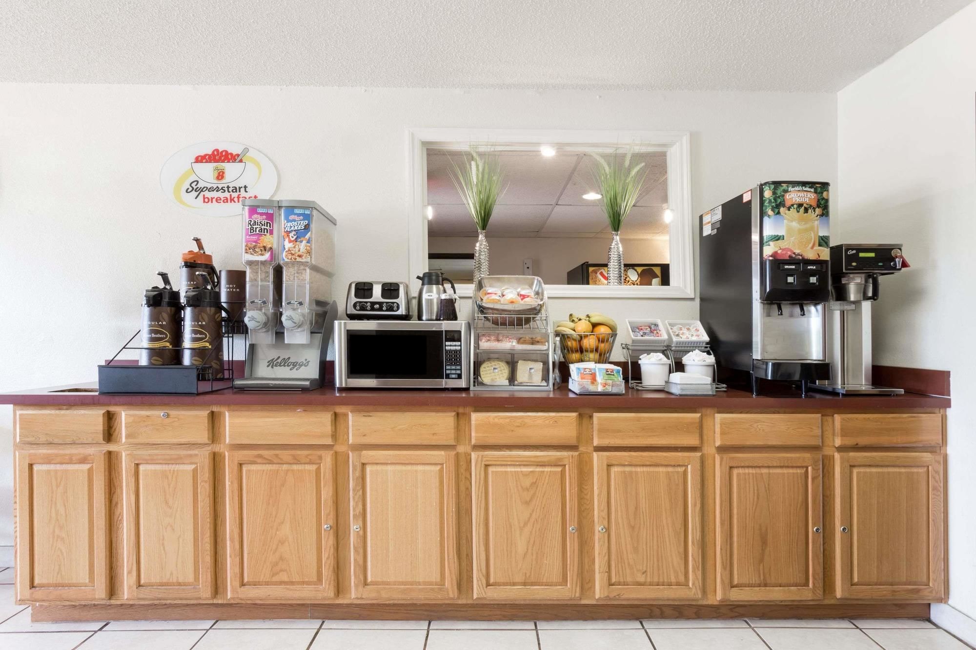 Super 8 by Wyndham Hampton