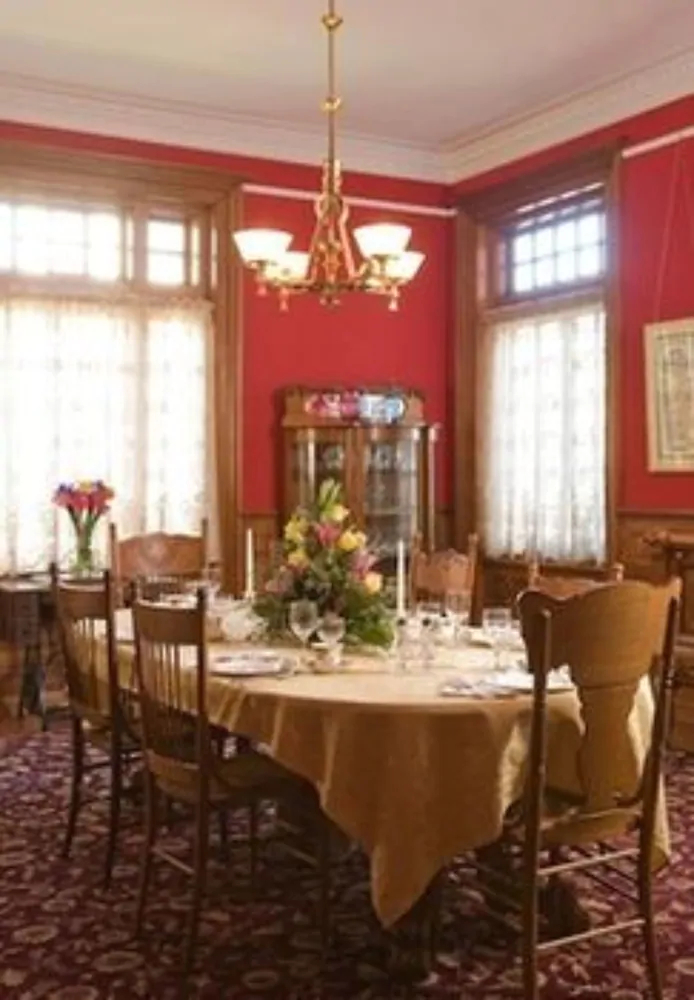 The Carriage House Inn Bed & Breakfast