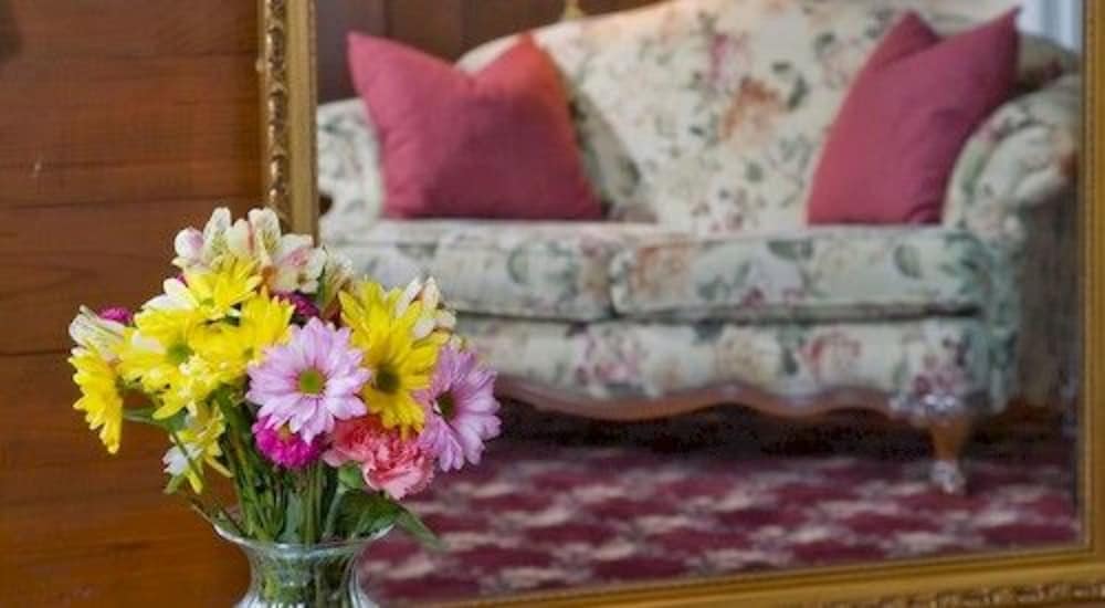 The Carriage House Inn Bed & Breakfast
