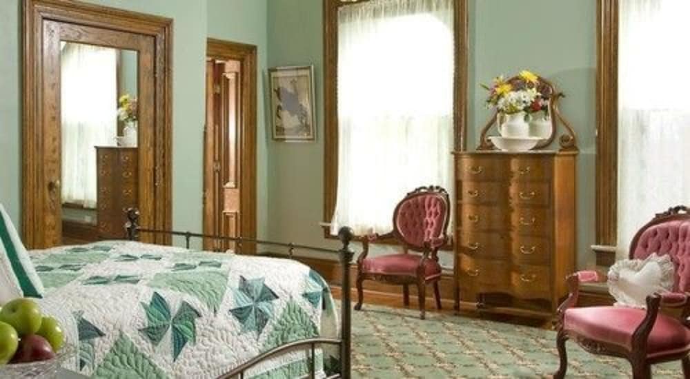The Carriage House Inn Bed & Breakfast
