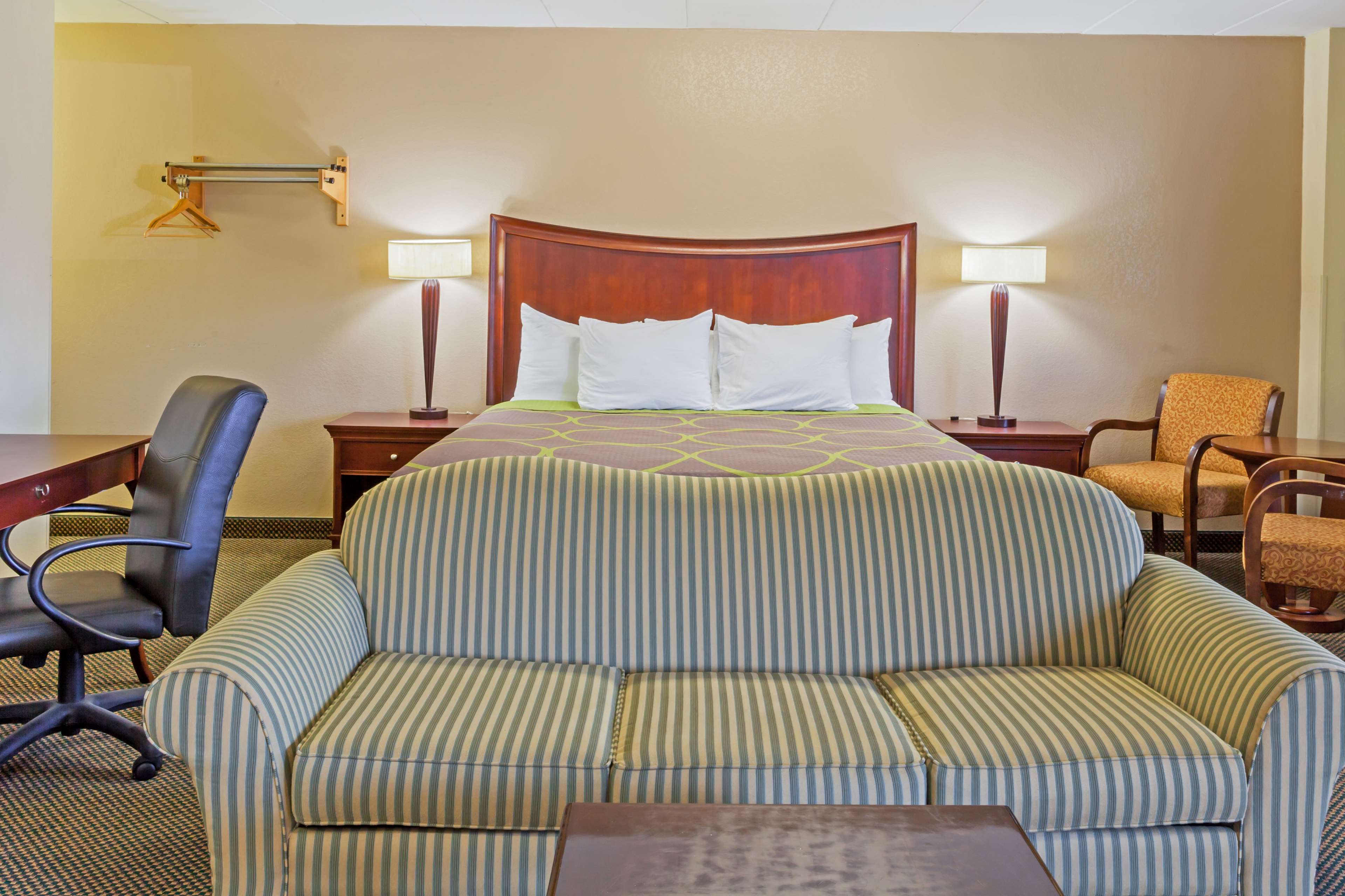 Super 8 by Wyndham Manassas