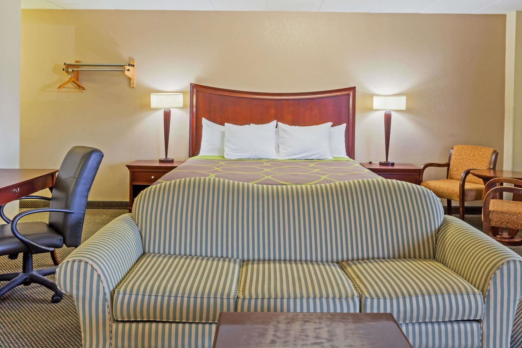 Super 8 by Wyndham Manassas