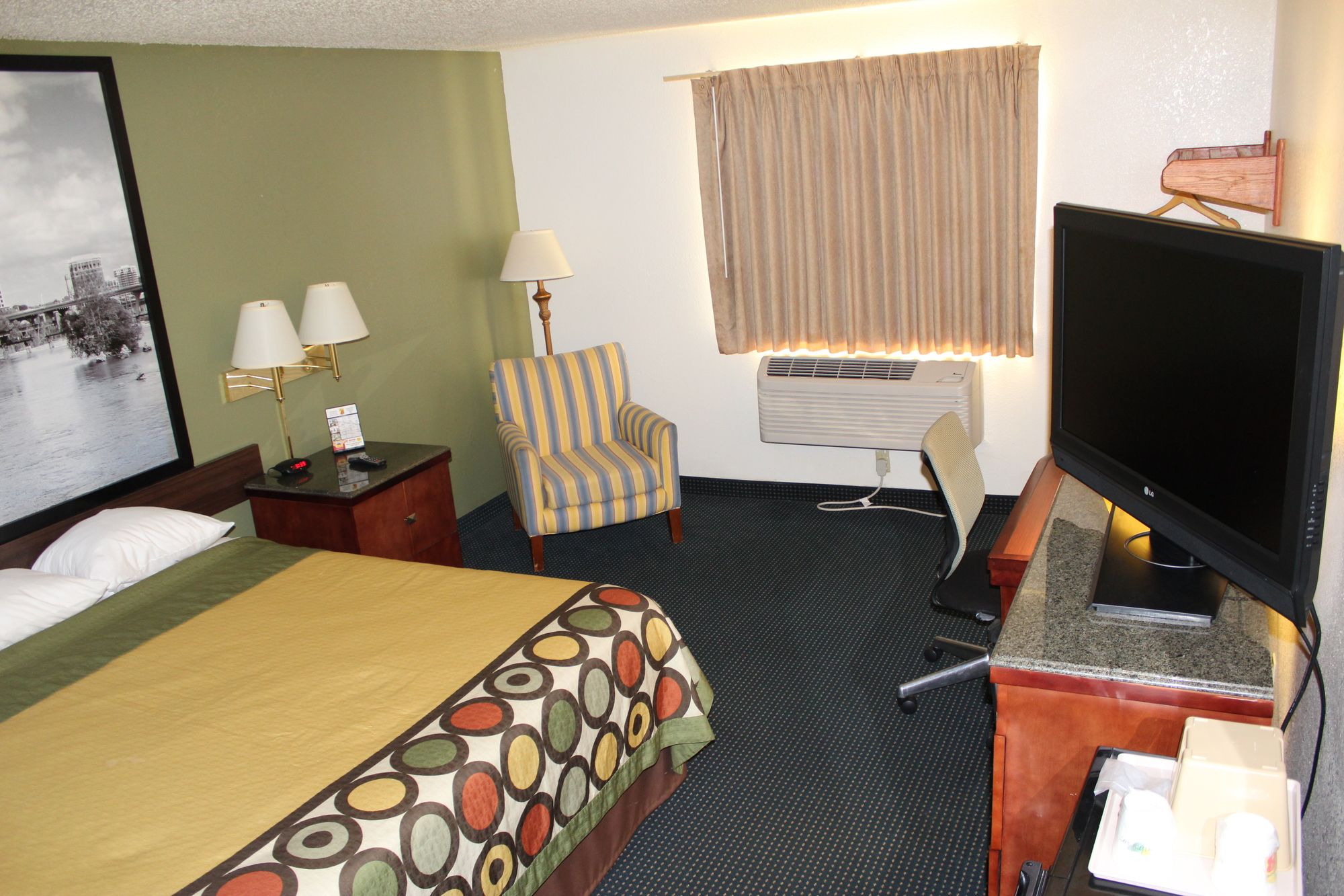 Super 8 by Wyndham Newport News/Jefferson Ave.