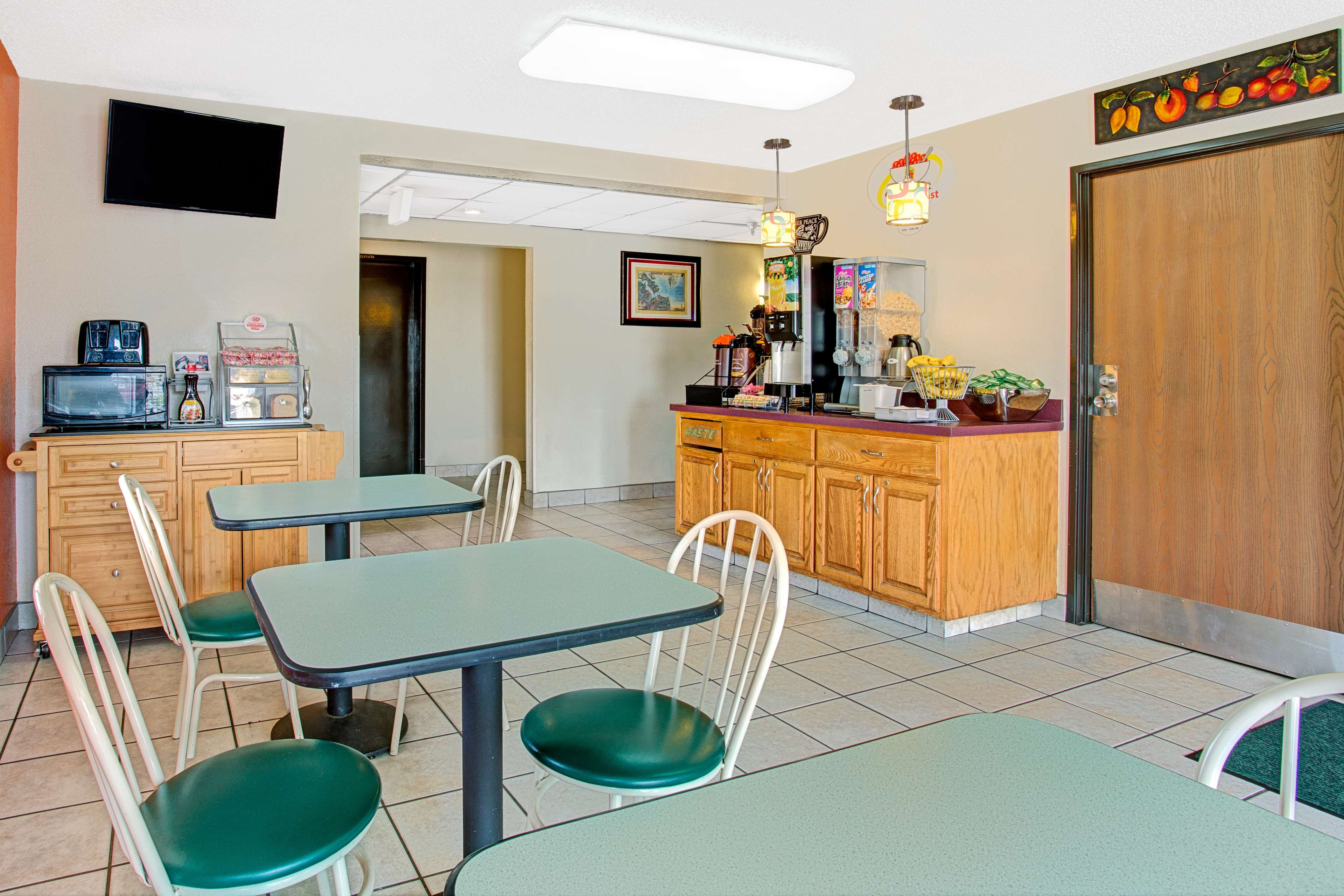 Super 8 by Wyndham Newport News/Jefferson Ave.