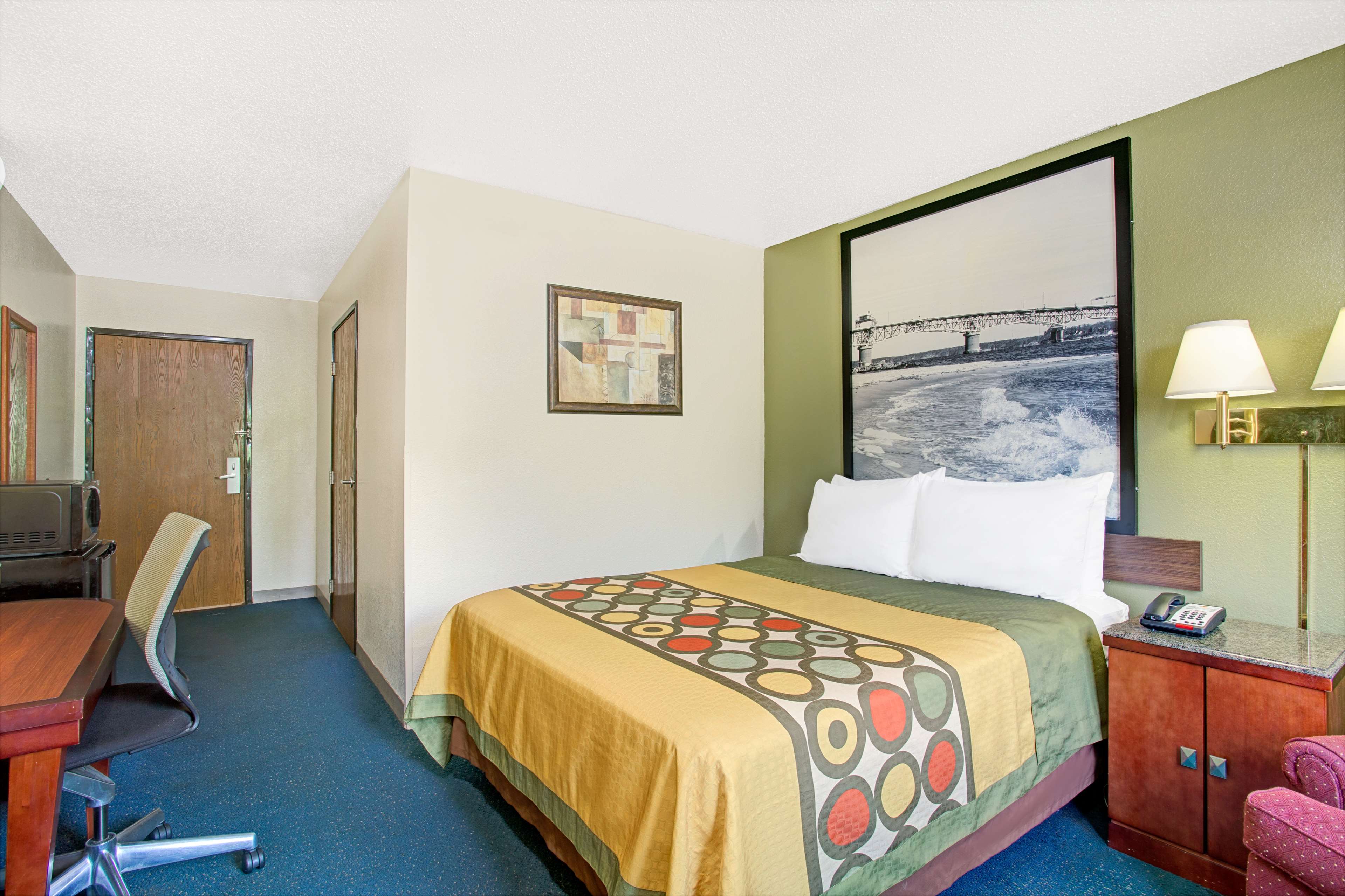 Super 8 by Wyndham Newport News/Jefferson Ave.