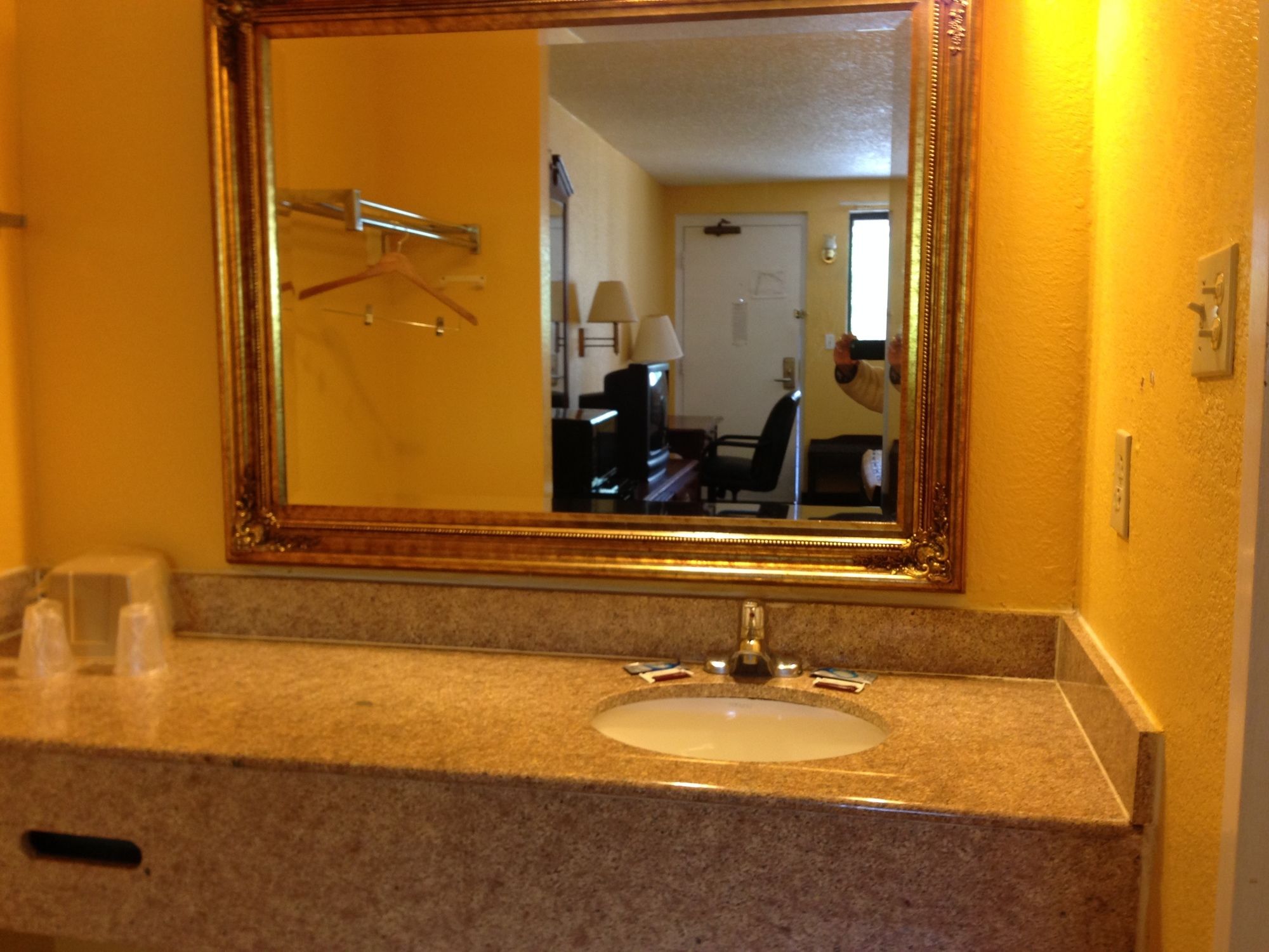 Super 8 by Wyndham Portsmouth Norfolk