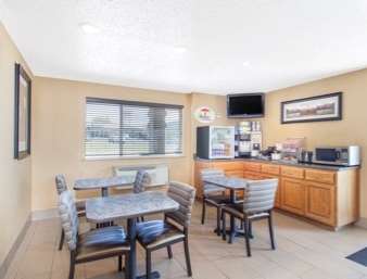 Super 8 by Wyndham Richlands/Claypool Hill Area