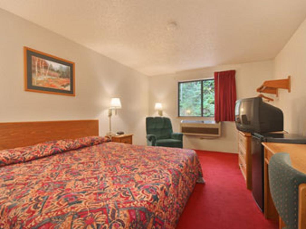Super 8 by Wyndham Radford VA