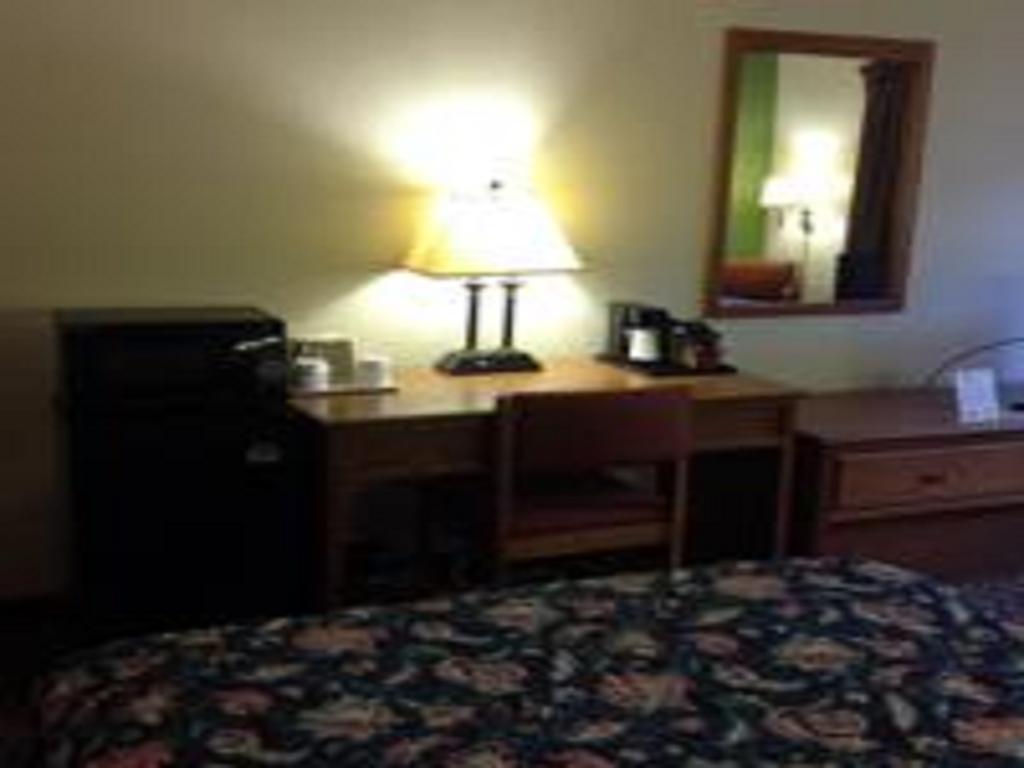 Super 8 by Wyndham Radford VA