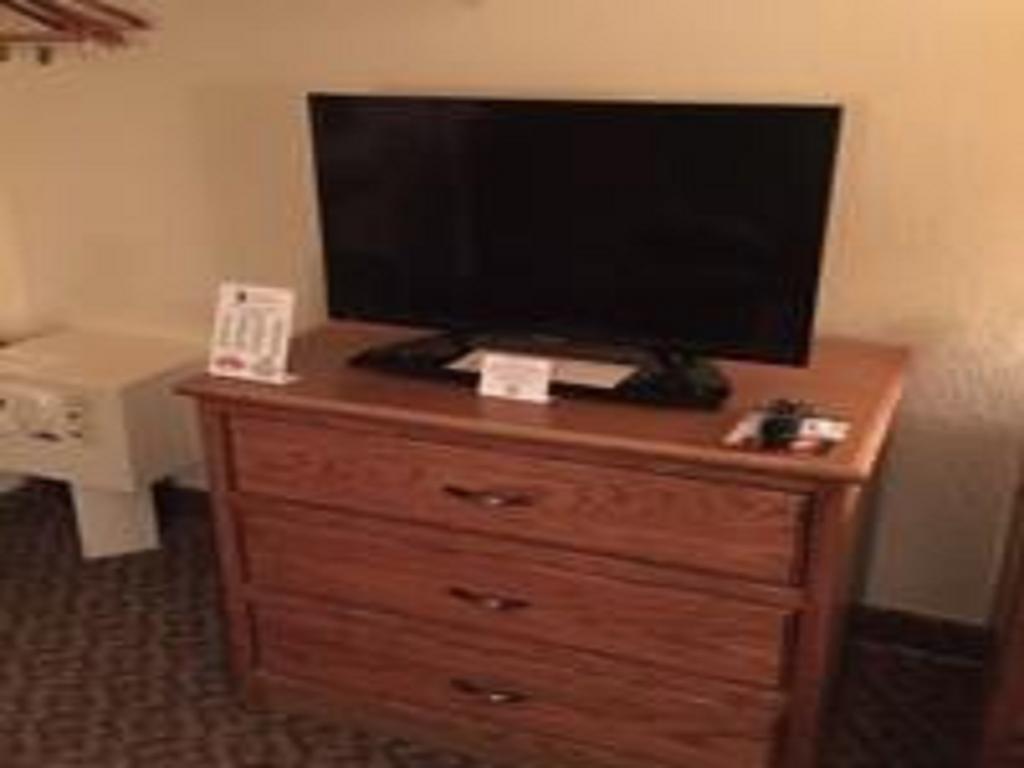 Super 8 by Wyndham Radford VA