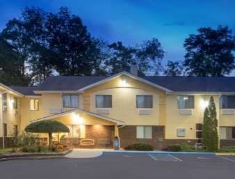 Super 8 by Wyndham Radford VA