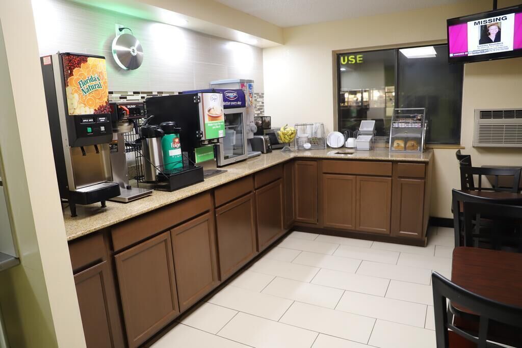 Super 8 by Wyndham Richmond Airport VA