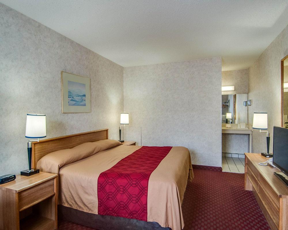 Econo Lodge East