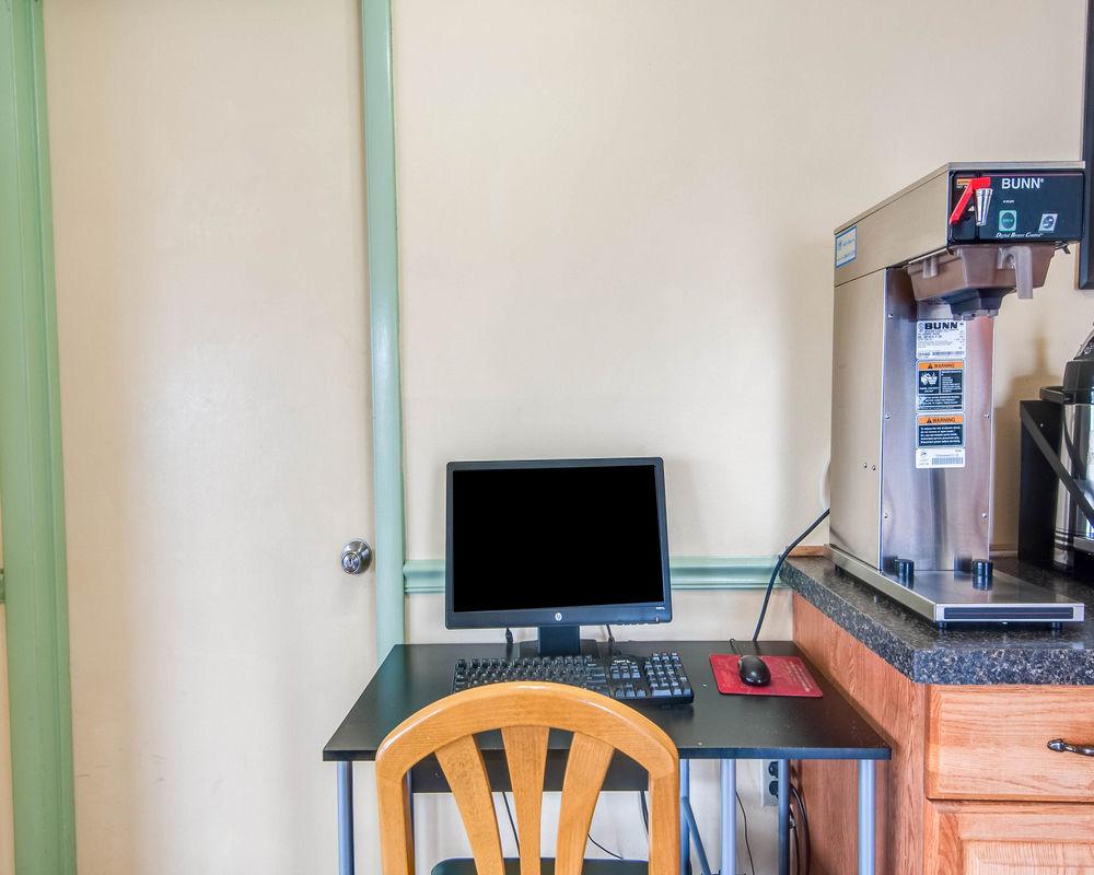 Econo Lodge East