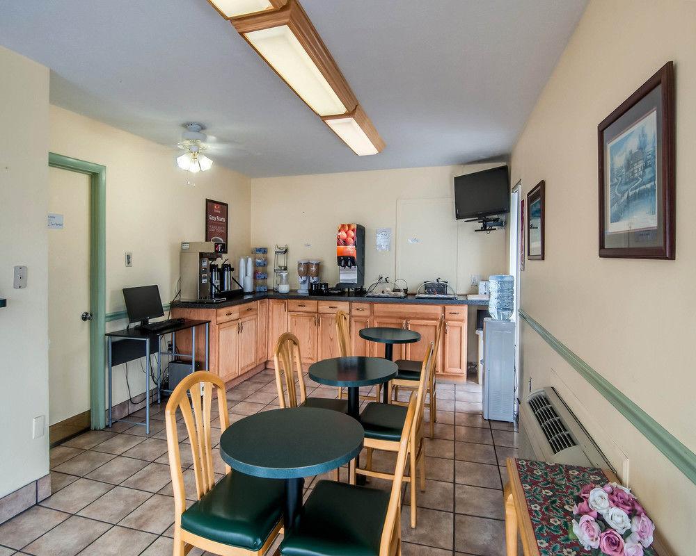 Econo Lodge East
