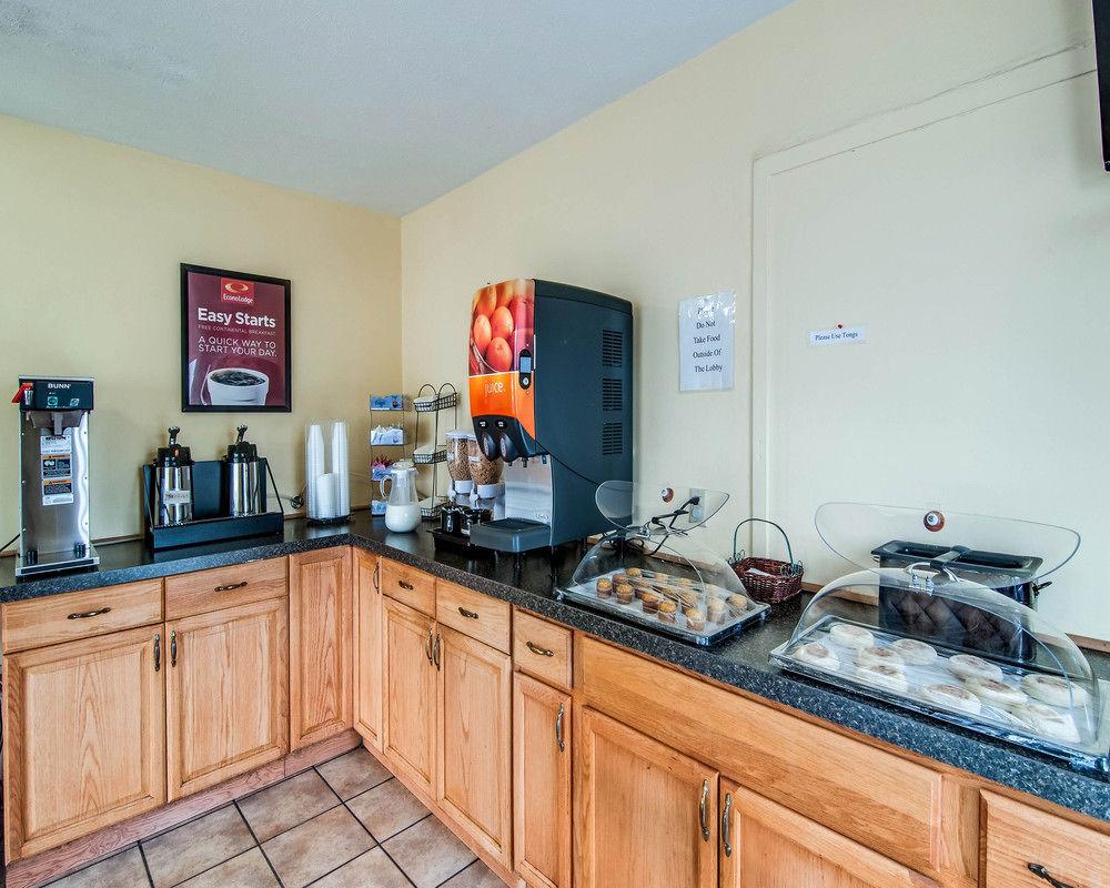 Econo Lodge East