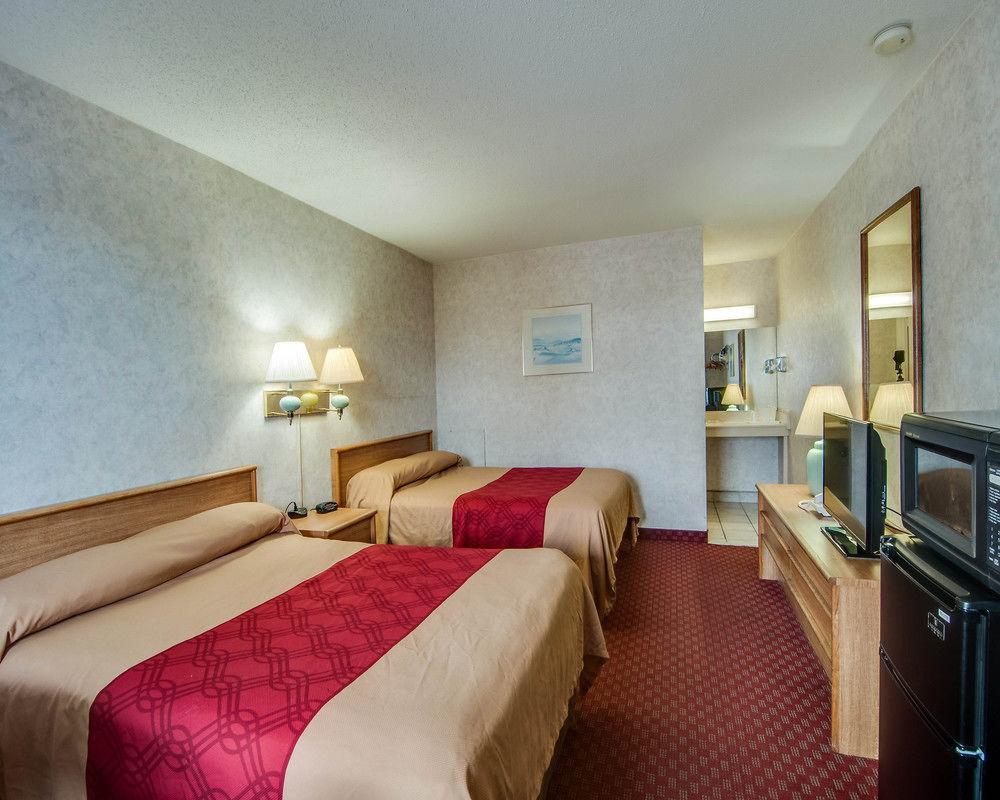 Econo Lodge East
