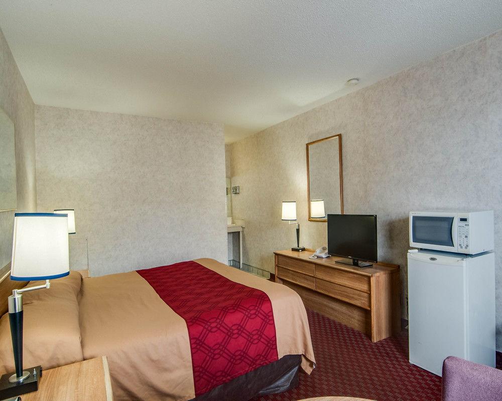 Econo Lodge East