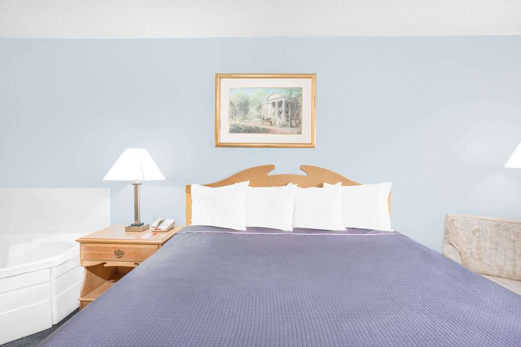 Howard Johnson by Wyndham Staunton