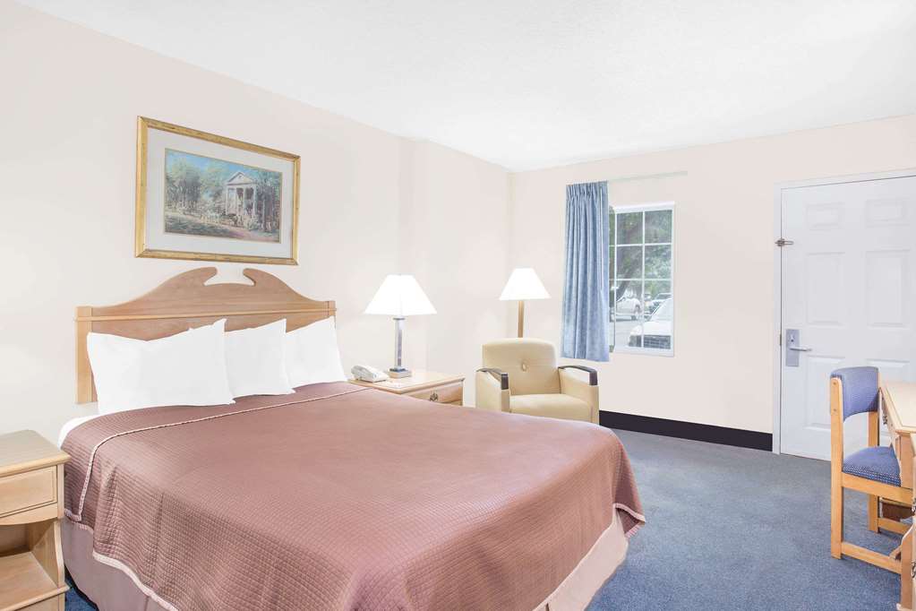 Howard Johnson by Wyndham Staunton