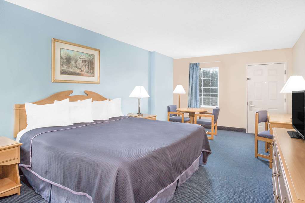 Howard Johnson by Wyndham Staunton