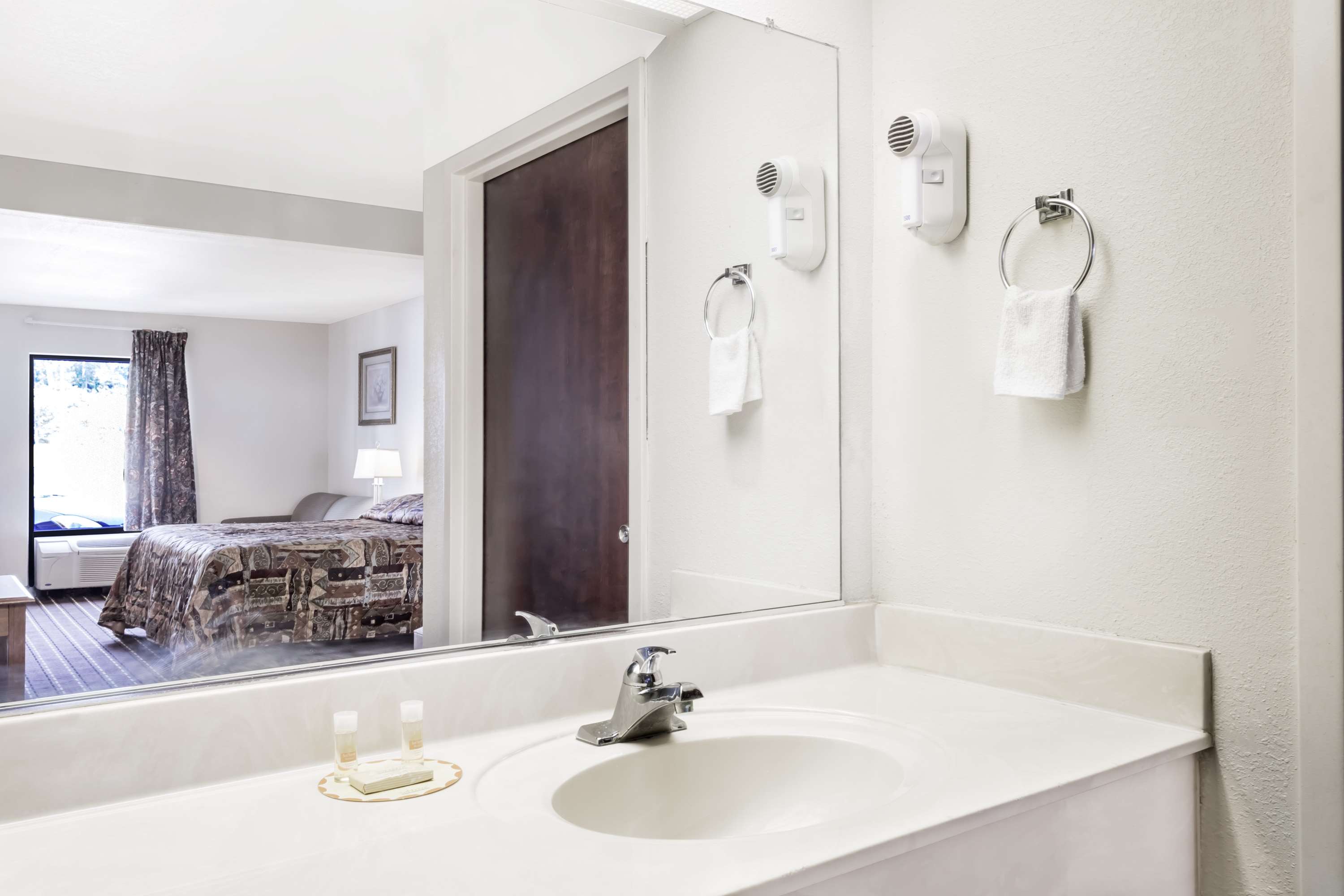 Brentwood Inn & Suites