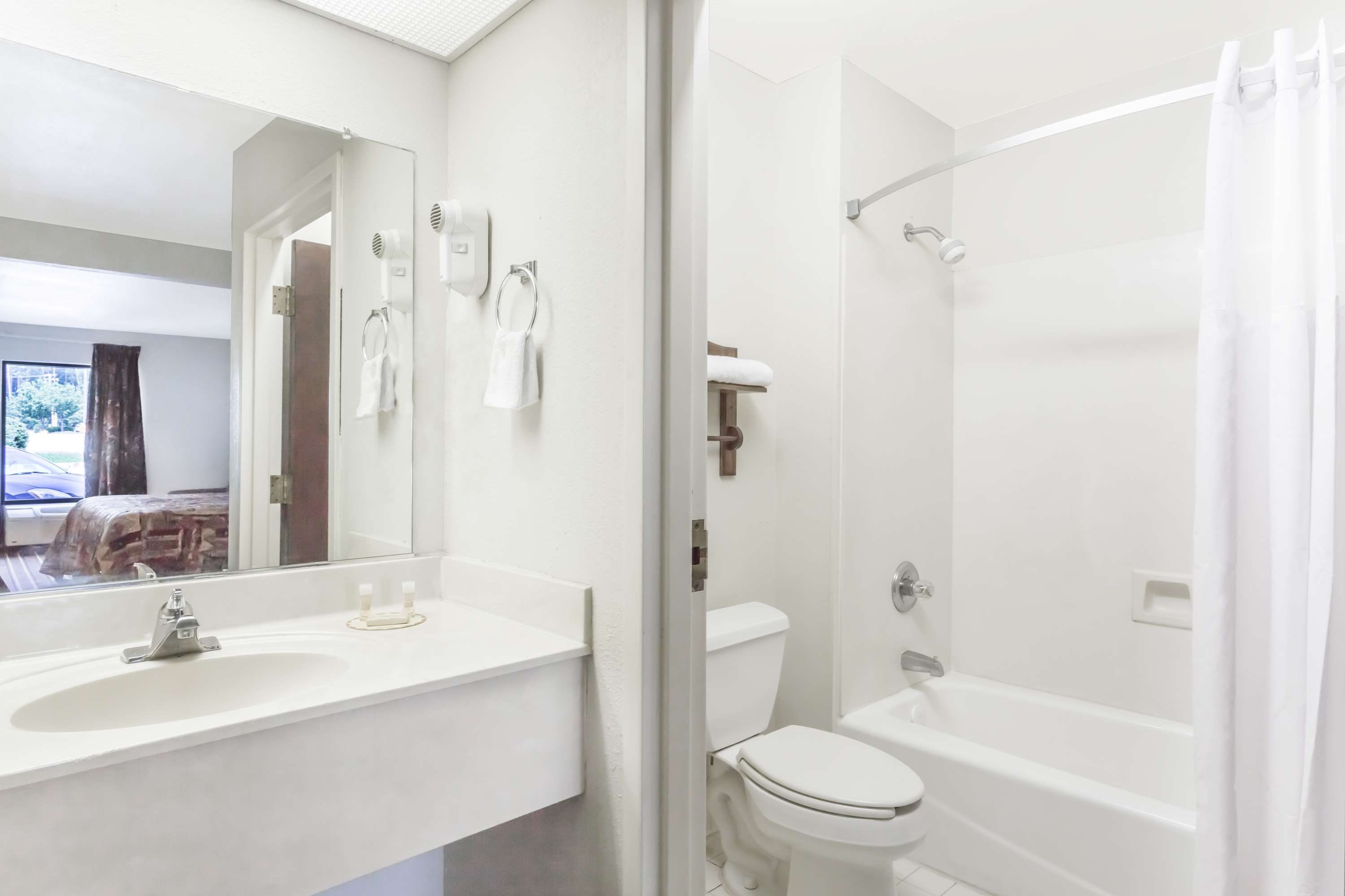 Brentwood Inn & Suites