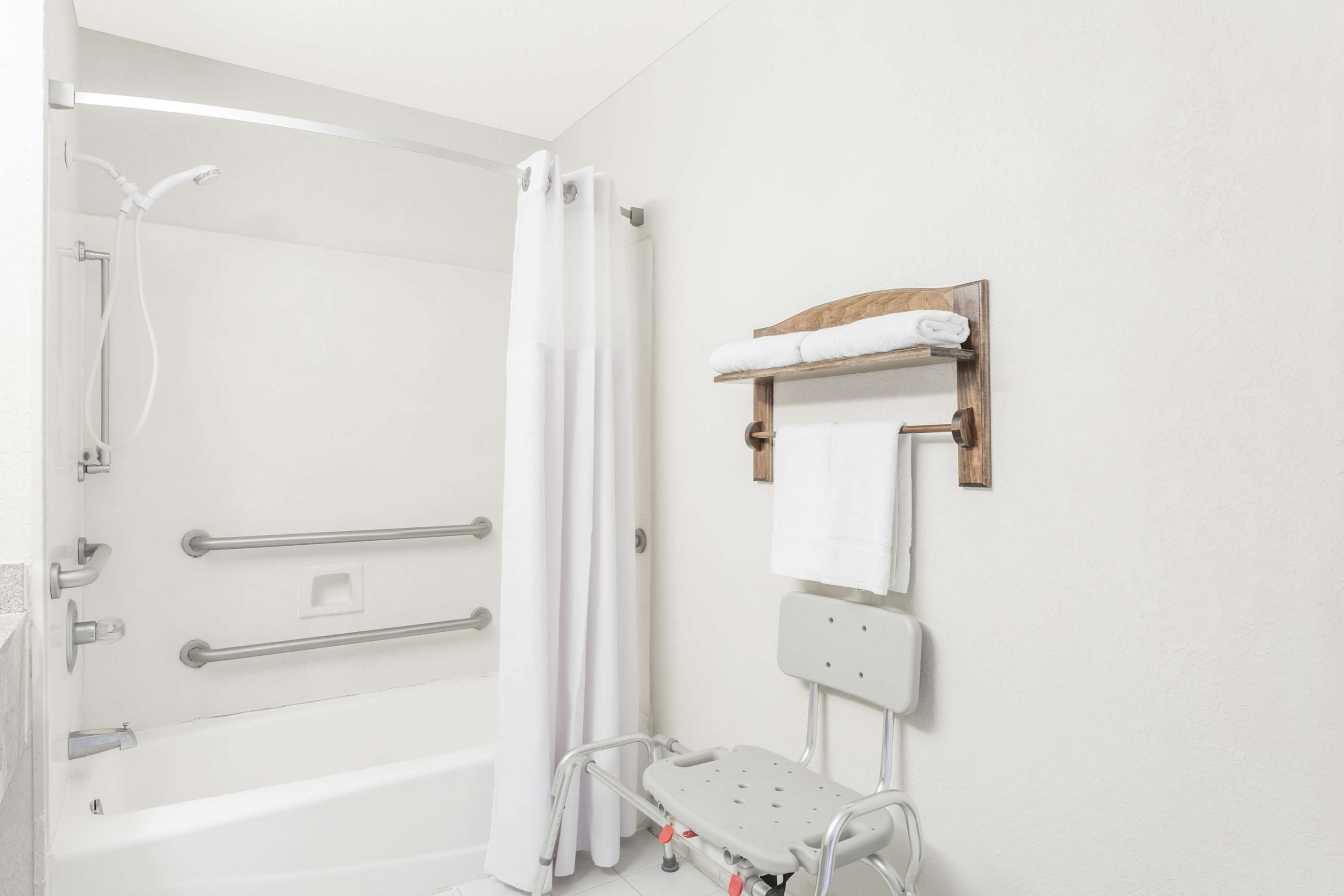Brentwood Inn & Suites