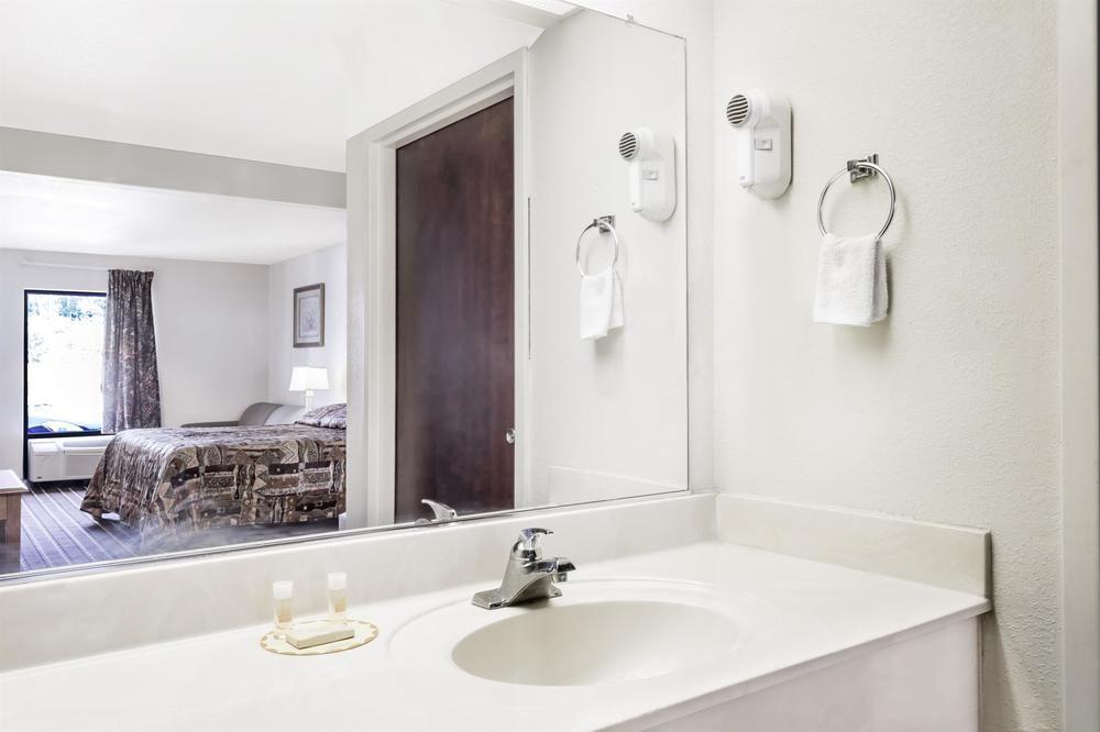 Brentwood Inn & Suites