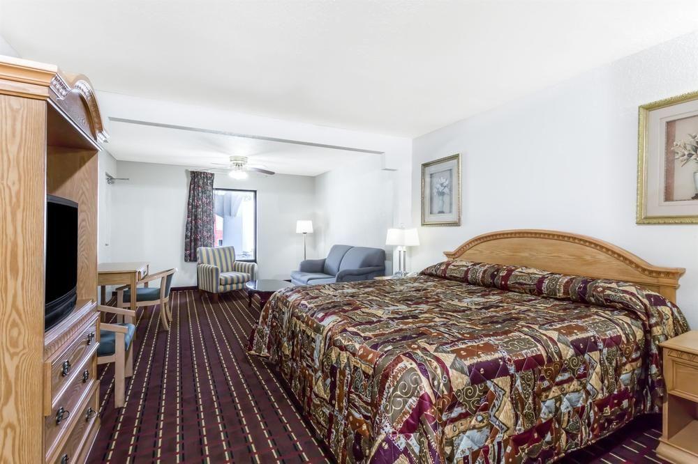 Brentwood Inn & Suites
