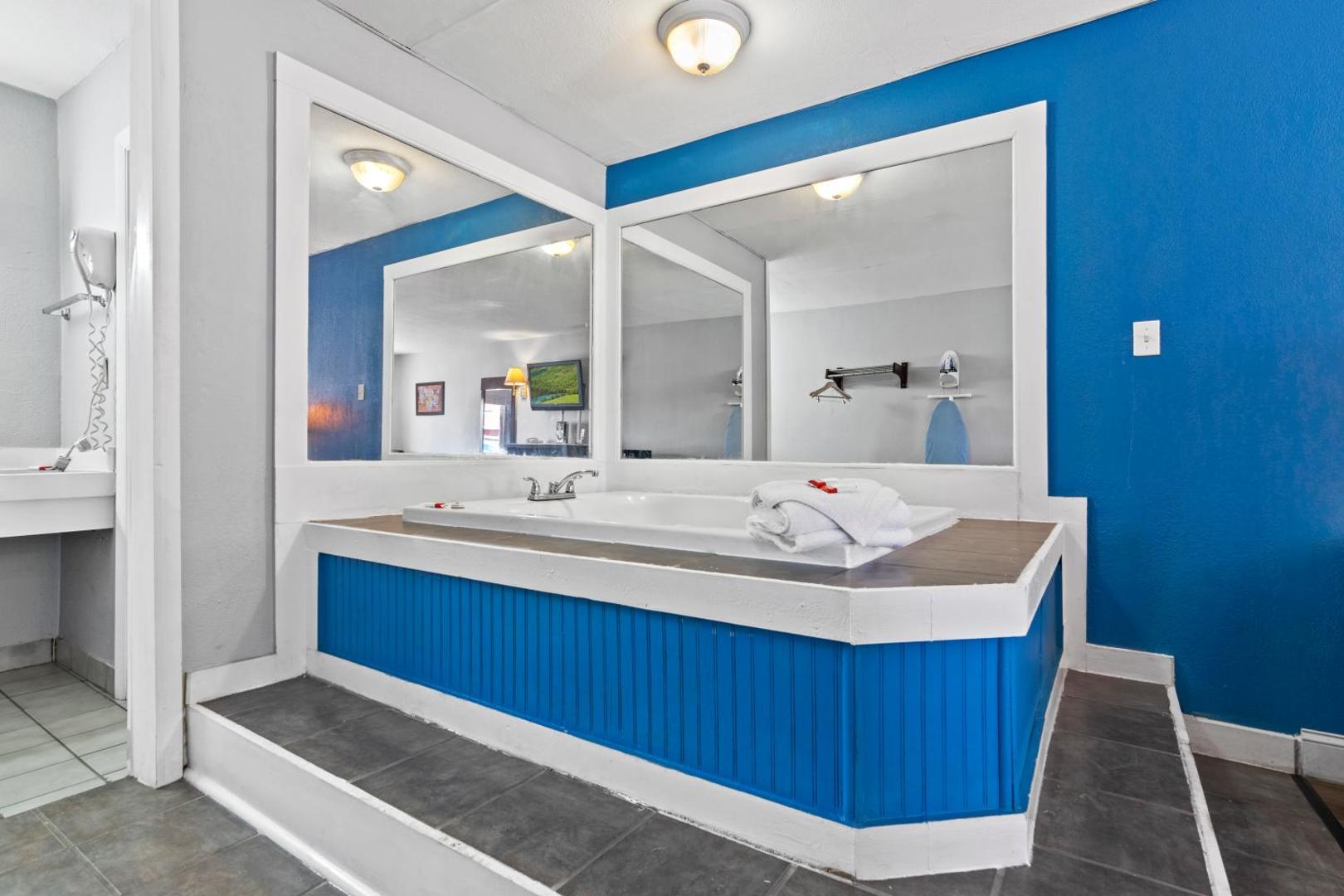 Econo Lodge Inn & Suites I-64 & US 13
