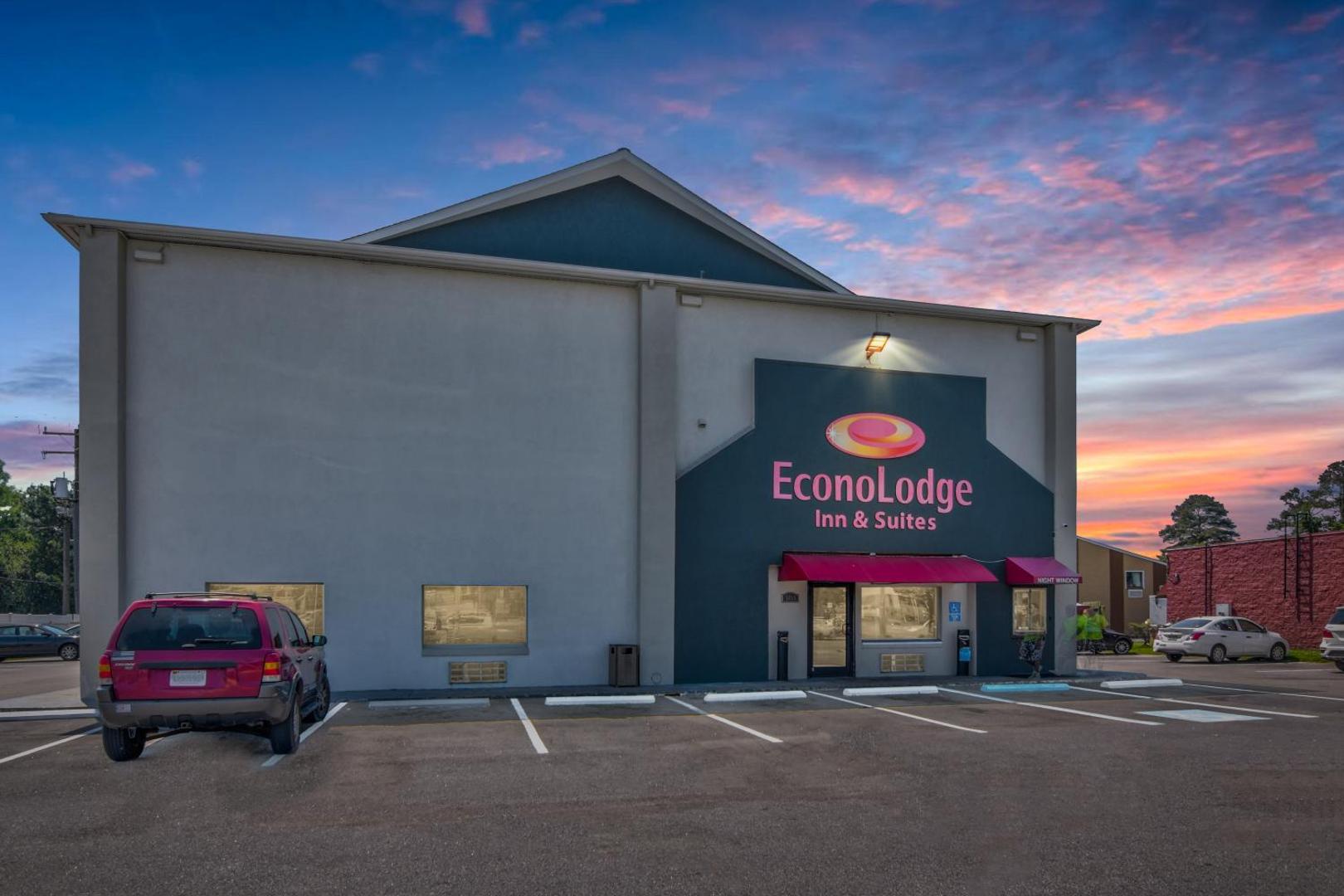 Econo Lodge Inn & Suites I-64 & US 13
